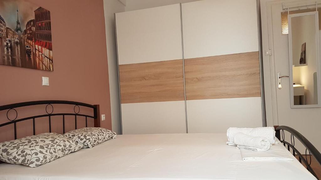 Postel nebo postele na pokoji v ubytování Petrol Apartment- Athens Center, 4 BD, 1 BATH