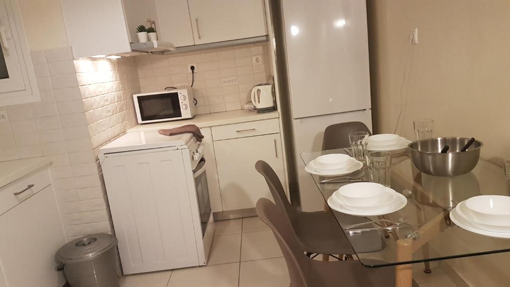 Kuchyň nebo kuchyňský kout v ubytování Petrol Apartment- Athens Center, 4 BD, 1 BATH