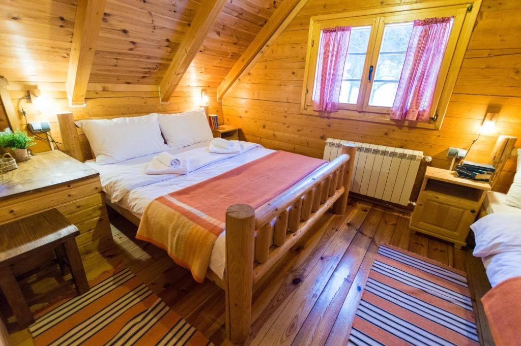 Ein Bett oder Betten in einem Zimmer der Unterkunft ethno village Bijeli Potok