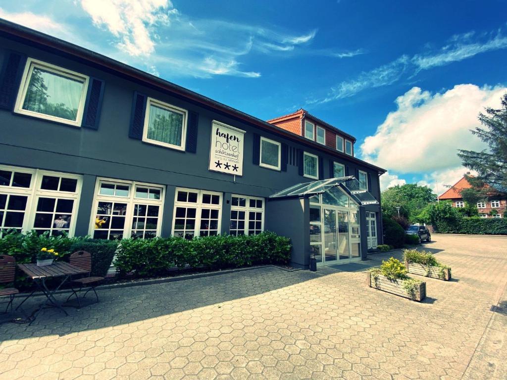 un edificio azul con un cartel en la parte delantera en Hafen Hotel Schützenhof, en Burg auf Fehmarn