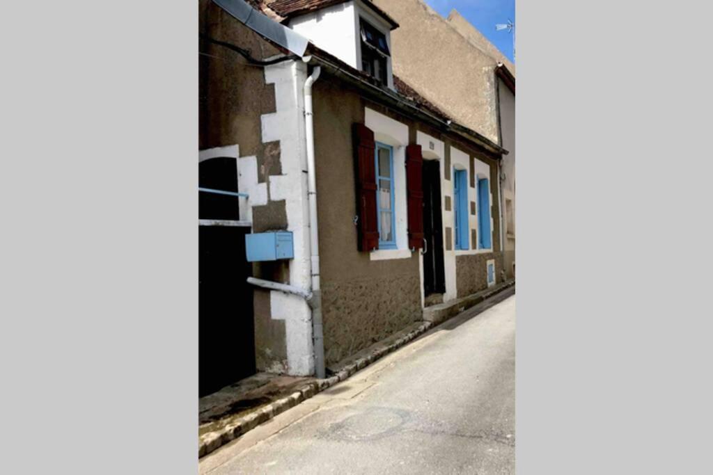 uma rua vazia num edifício antigo em Our home in the medieval village of Sancerre em Sancerre