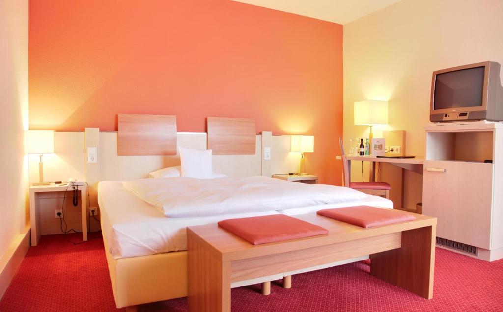 Postel nebo postele na pokoji v ubytování Hotel am Kurpark