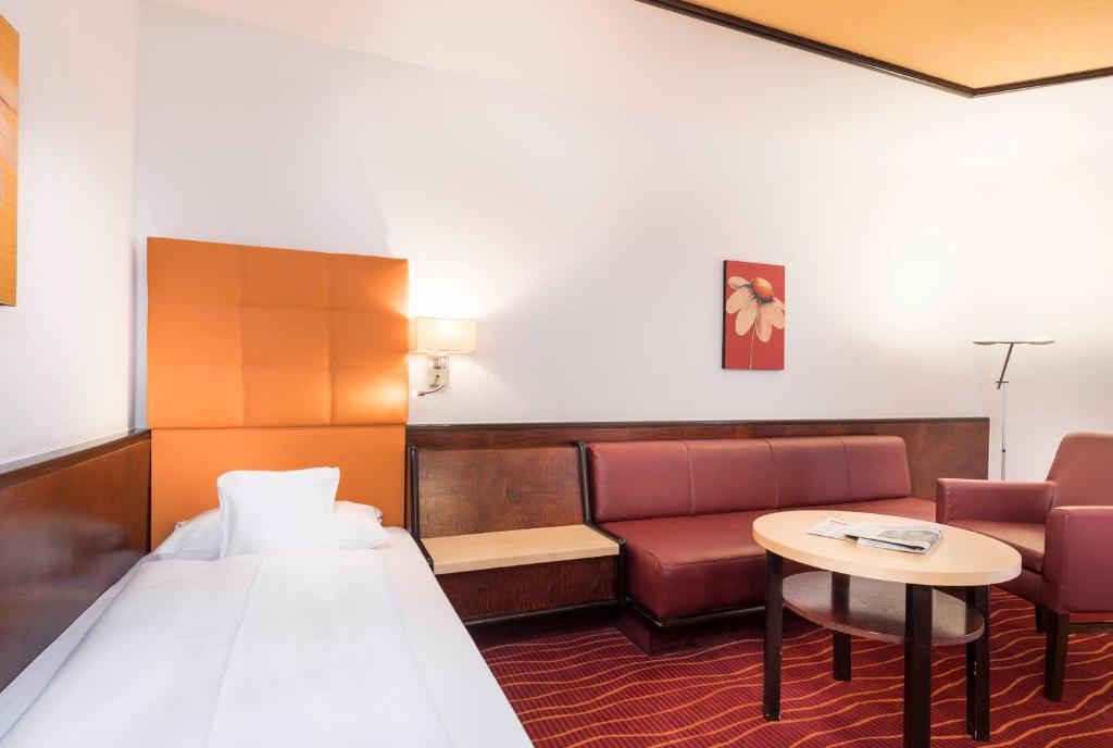 Postel nebo postele na pokoji v ubytování Hotel am Kurpark
