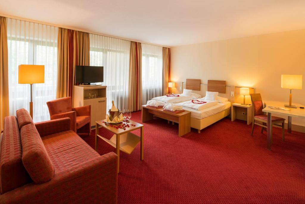 Postel nebo postele na pokoji v ubytování Hotel am Kurpark