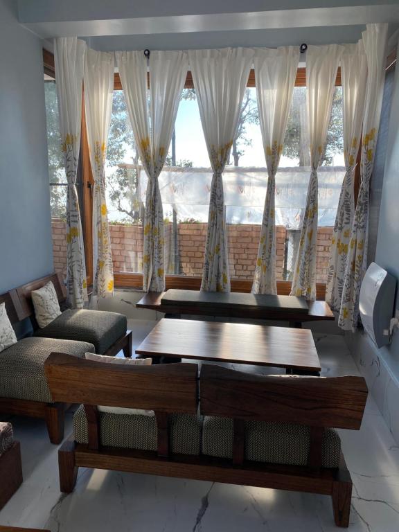 ein Wohnzimmer mit einem Sofa und einem Tisch in der Unterkunft House in the Oaks in Masuri