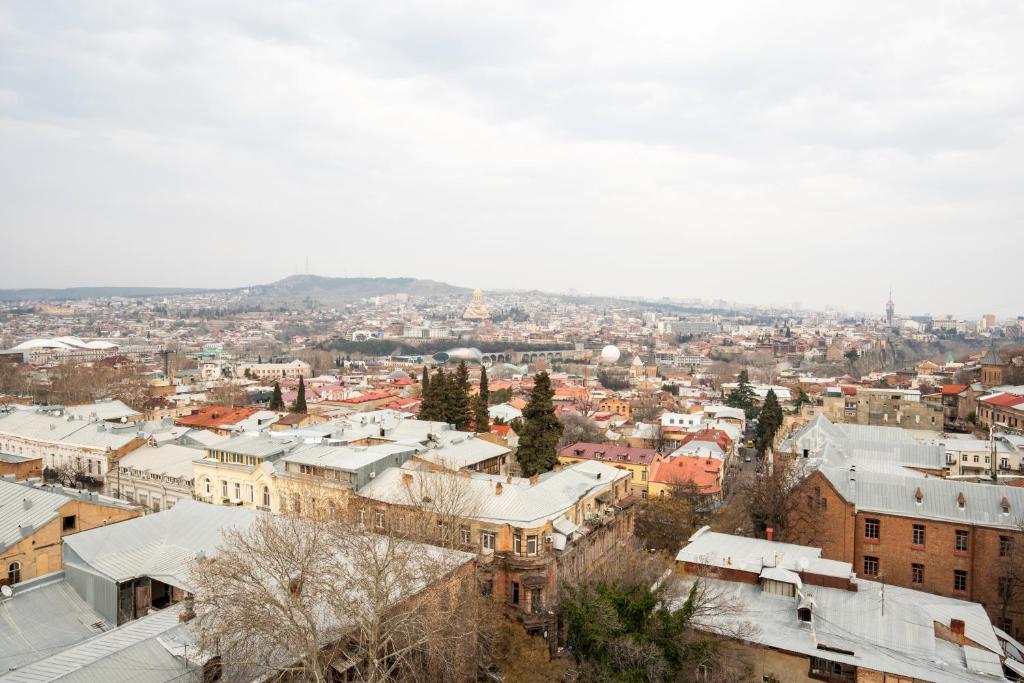 Nespecifikovaný výhled na destinaci Tbilisi nebo výhled na město při pohledu z hotelu