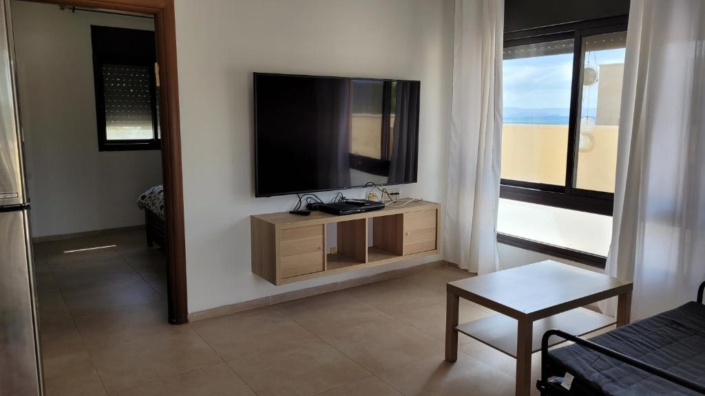 TV a/nebo společenská místnost v ubytování Assaf's place - המקום של אסף