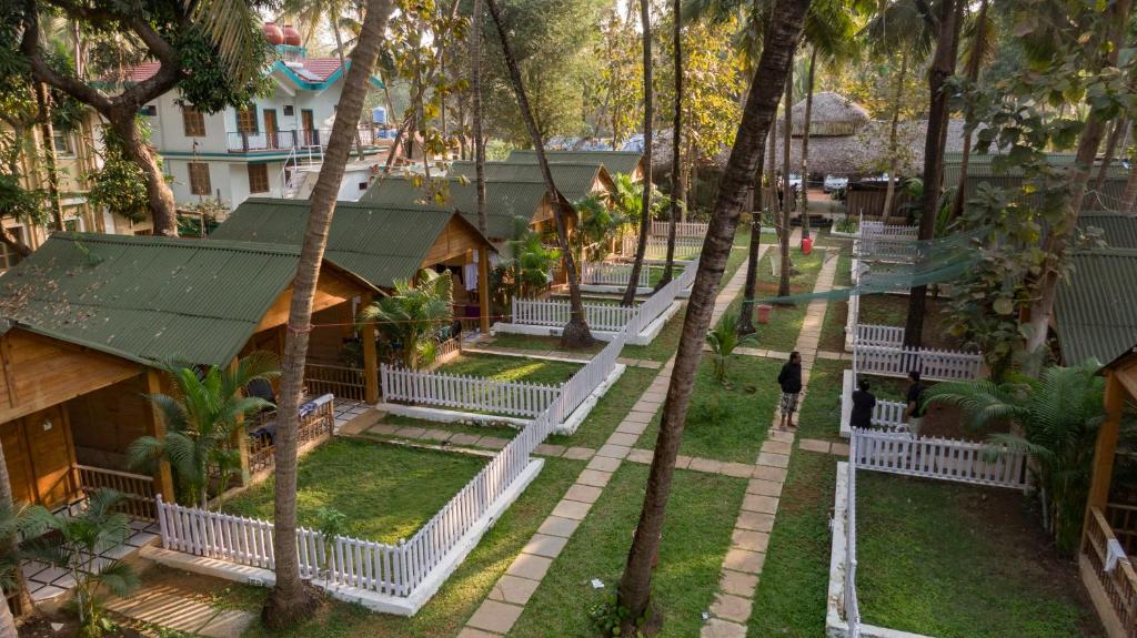 una vista aérea de un complejo con árboles en Kings Villa Resort en Palolem