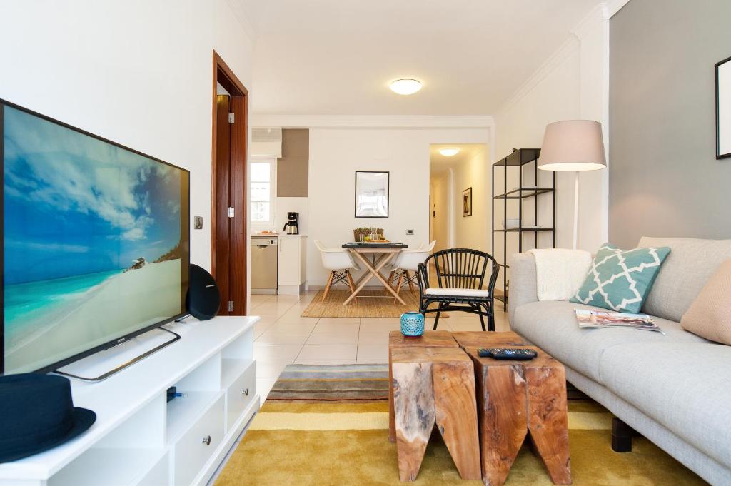 Μια τηλεόραση ή/και κέντρο ψυχαγωγίας στο Arizona Apartment