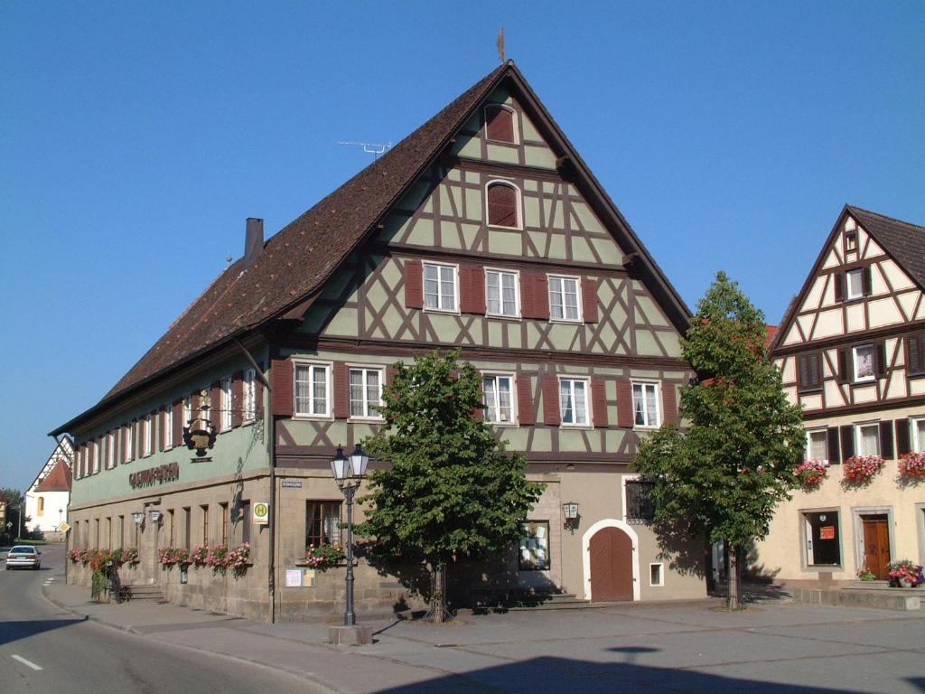 Gasthof zum Bären في Bühlertann: مبنى كبير ذو نصف خشب