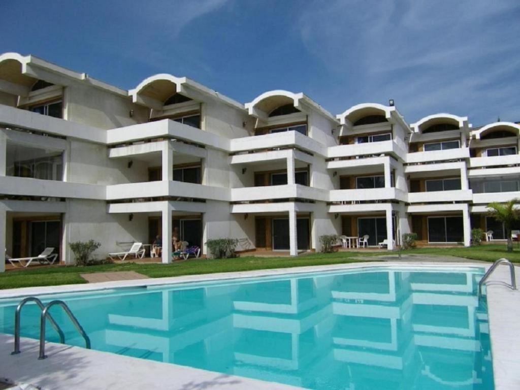 プラヤ・デル・イングレスにあるApartamento Privado en Complejo Aidaのスイミングプール付きの大きなアパートメントです。