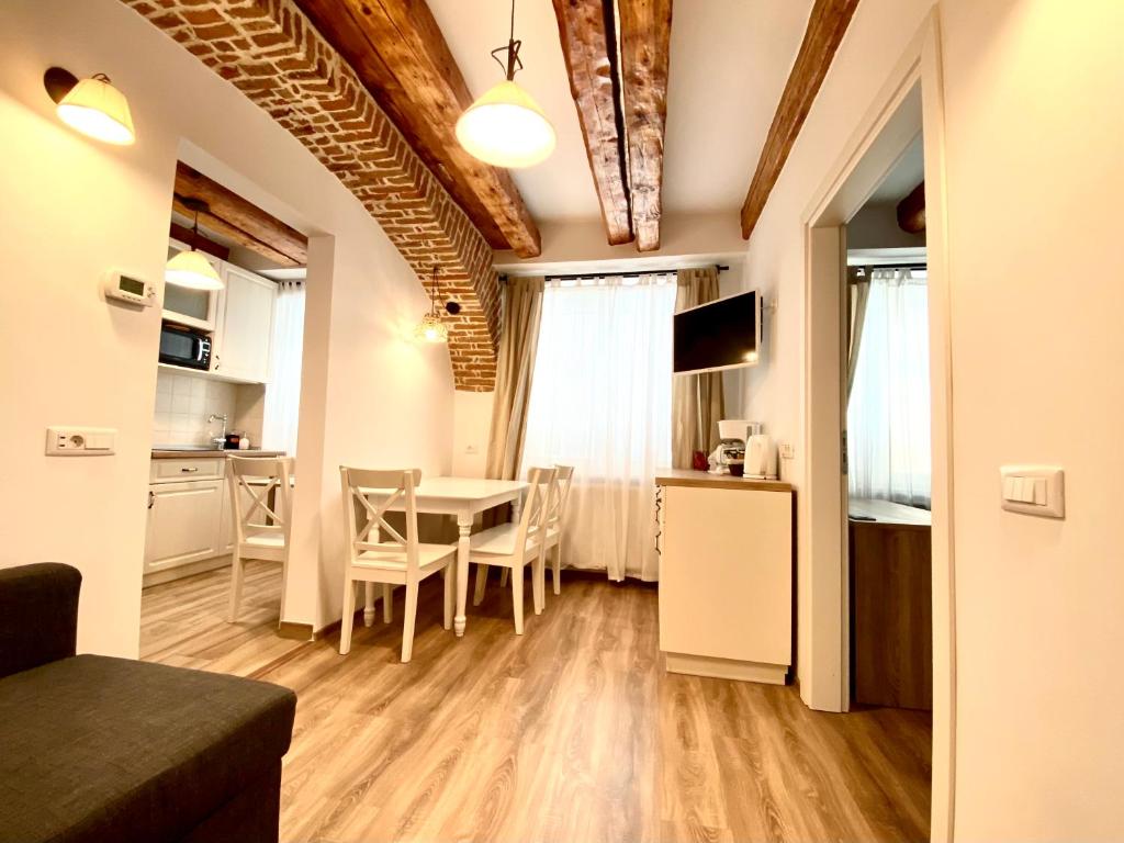 eine Küche und ein Esszimmer mit einem Tisch und Stühlen in der Unterkunft CERO Brasov in Braşov