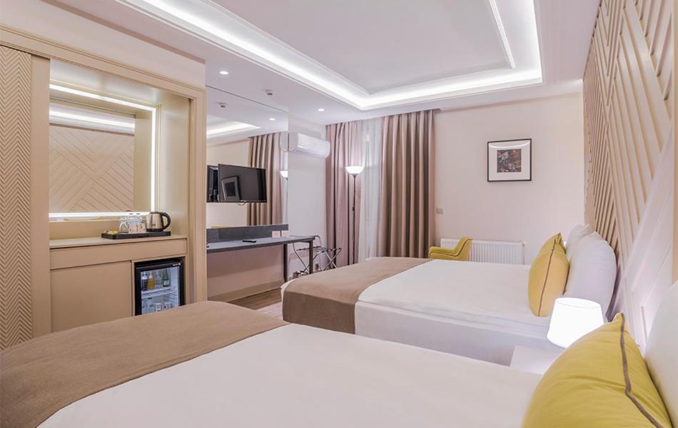 pokój hotelowy z 2 łóżkami i telewizorem w obiekcie Hotel Kaleli w mieście Gaziantep