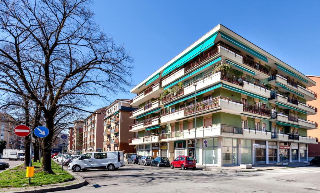 un edificio alto con coches estacionados frente a él en B&B Mariclà, en Verona