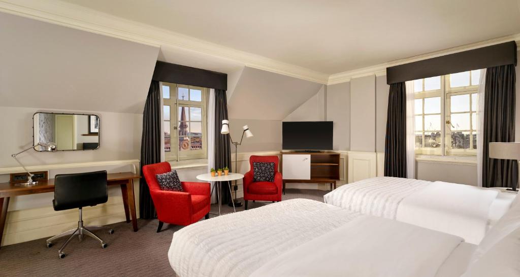 The Dilly - Superior Double Room With Two Double Beds