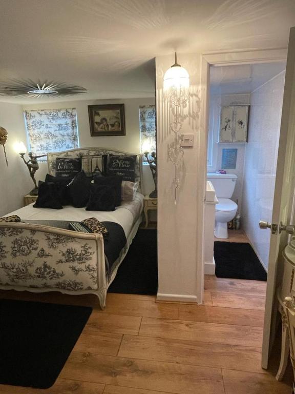 Кровать или кровати в номере Olivia House