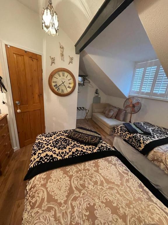 Кровать или кровати в номере Olivia House