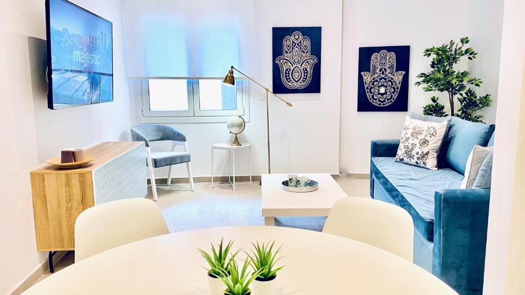 salon ze stołem i niebieską kanapą w obiekcie Stunning Cozy Apartment in Athens w Atenach