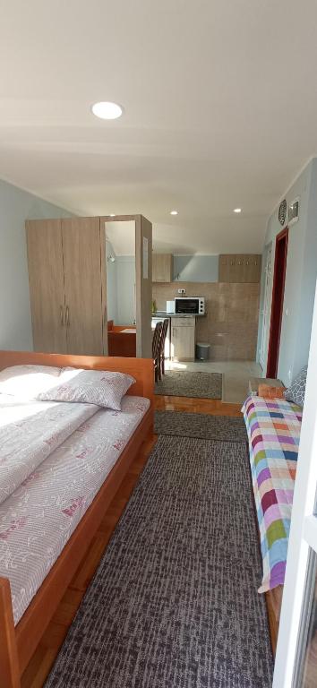 Postel nebo postele na pokoji v ubytování Apartmani Maksimović