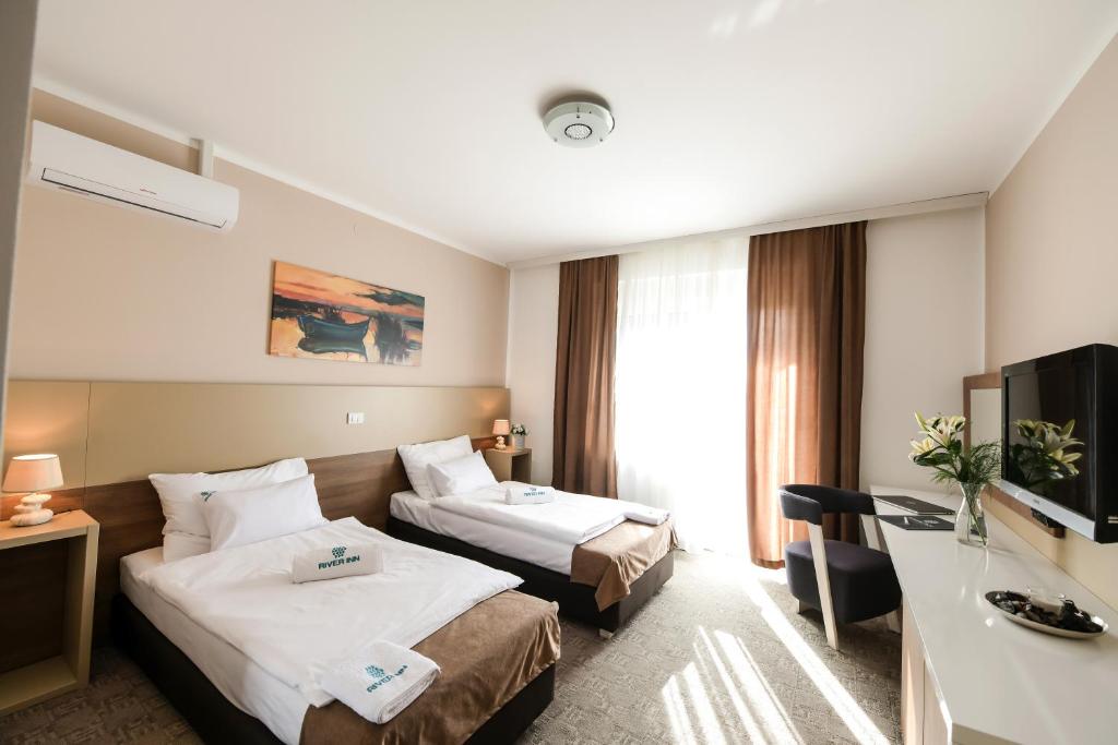 TV a/nebo společenská místnost v ubytování River Inn
