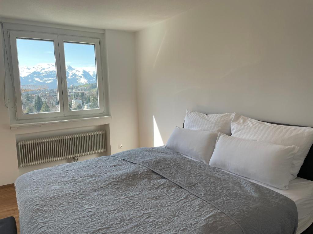 Postel nebo postele na pokoji v ubytování Skyloft Apartment Feldkirch