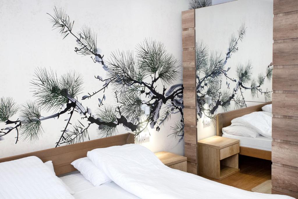 um quarto com um mural de pinho na parede em Apartment Ivy em Belgrado
