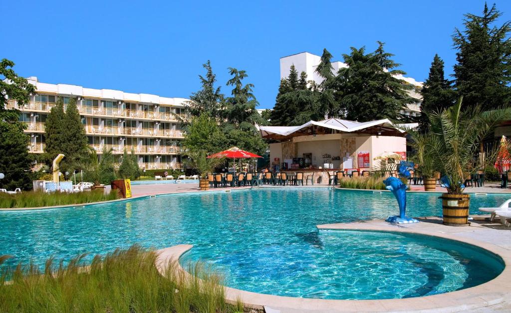 a large swimming pool in front of a building at Hotel Malibu in Albena