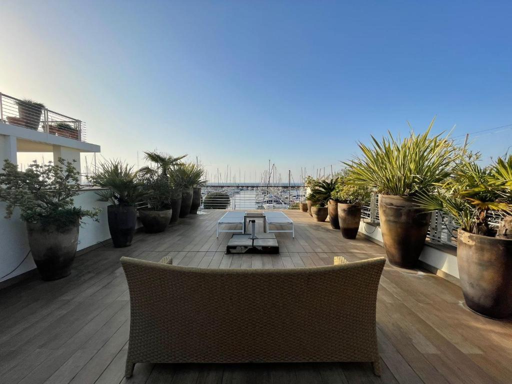 A balcony or terrace at Appartamenti Vacanze Marina di Scarlino