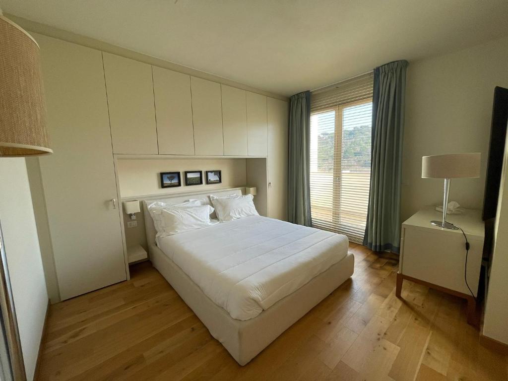 A bed or beds in a room at Appartamenti Vacanze Marina di Scarlino