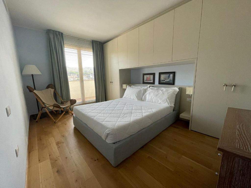 A bed or beds in a room at Appartamenti Vacanze Marina di Scarlino