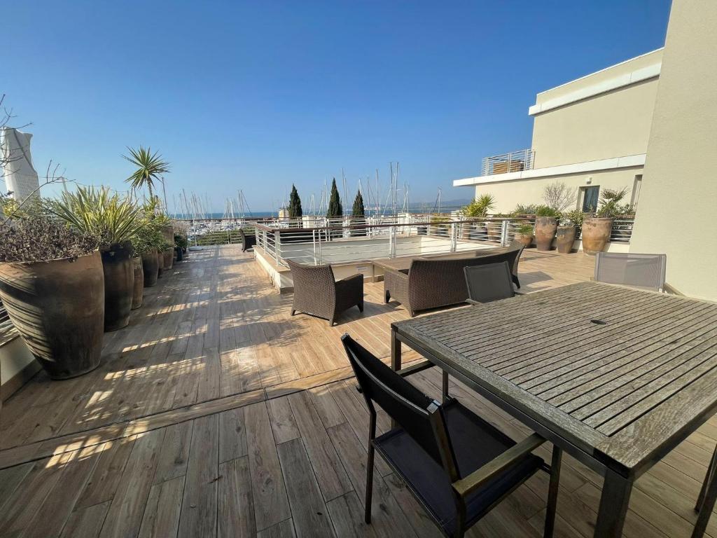 A balcony or terrace at Appartamenti Vacanze Marina di Scarlino