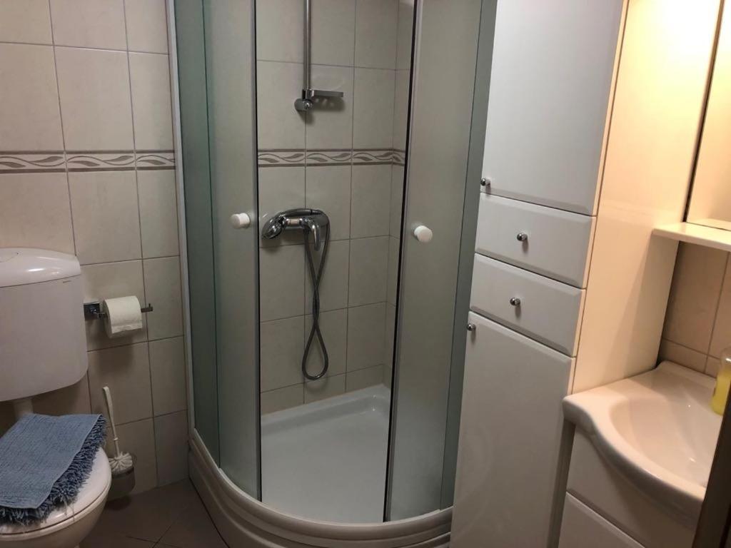 Kúpeľňa v ubytovaní Studio apartment in Lumbarda with Seaview, Terrace, Air condition, WIFI (128-3)