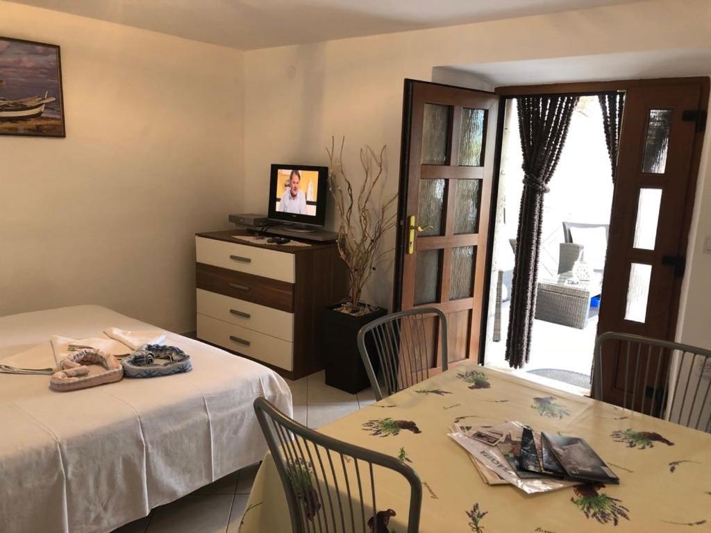 Televízia a/alebo spoločenská miestnosť v ubytovaní Studio apartment in Lumbarda with Seaview, Terrace, Air condition, WIFI (128-3)