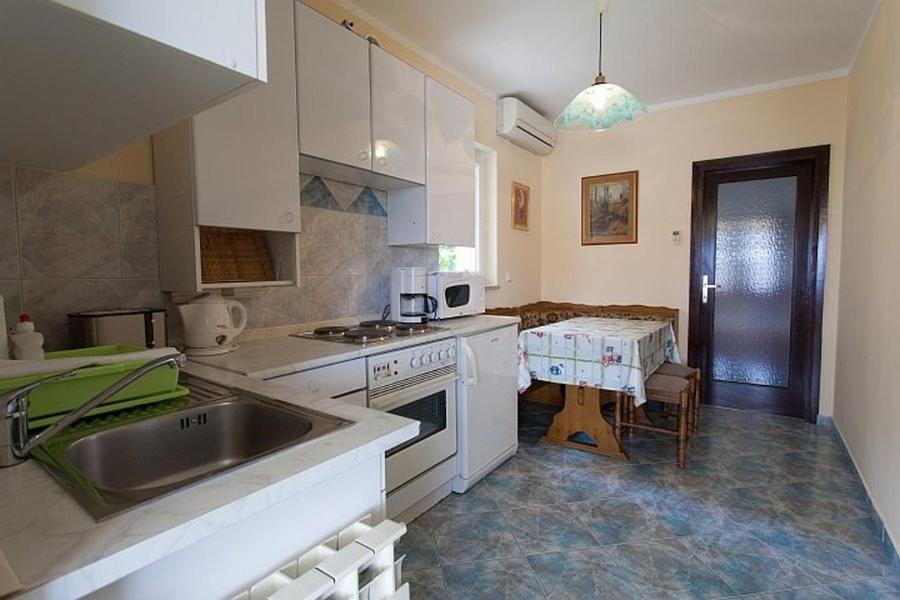 Kuchyňa alebo kuchynka v ubytovaní Large Terrace Apartment in Omisalj 3623-3