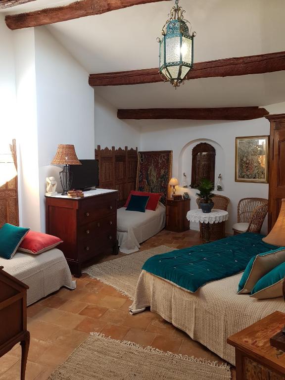 Chateau de Murviel - Family Room With Bath