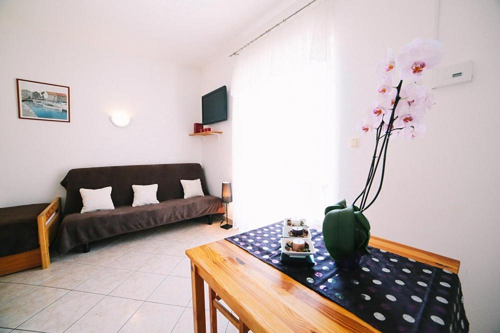 Fotografia z galérie ubytovania Apartment in Duce with sea view, balcony, air conditioning, Wi-Fi (4167-4) v destinácii Duće