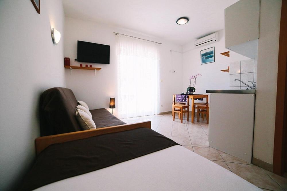 Fotografia z galérie ubytovania Apartment in Duce with sea view, balcony, air conditioning, Wi-Fi (4167-4) v destinácii Duće