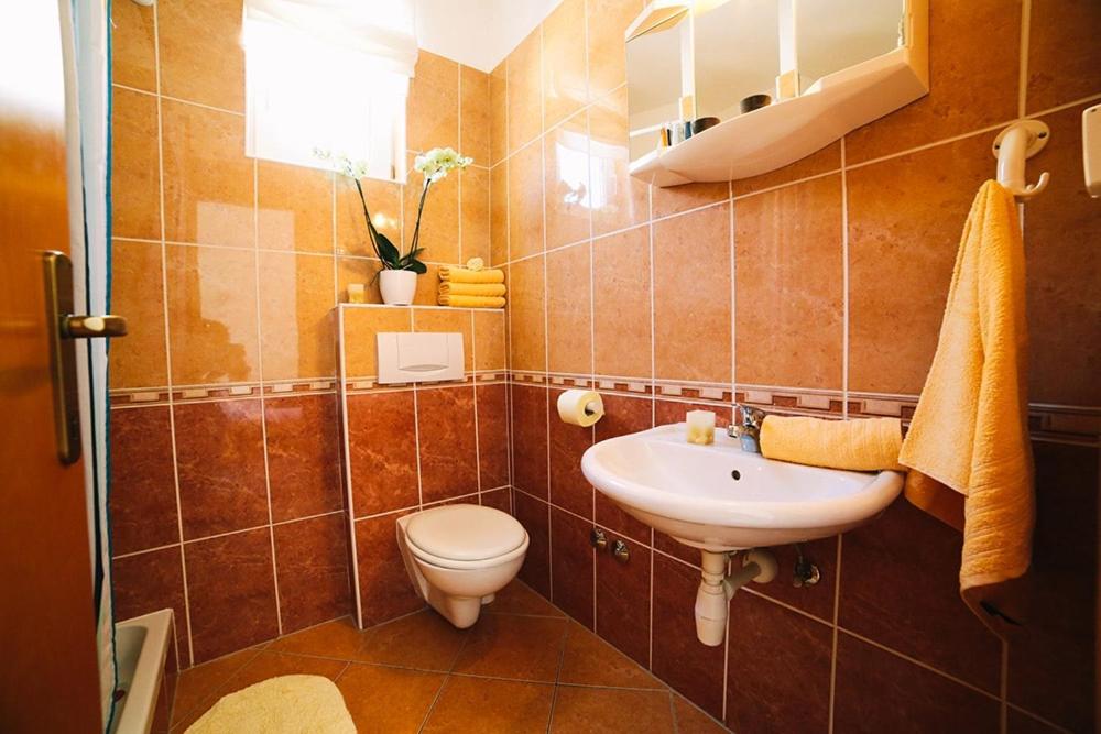 Fotografia z galérie ubytovania Apartment in Duce with sea view, balcony, air conditioning, Wi-Fi (4167-4) v destinácii Duće