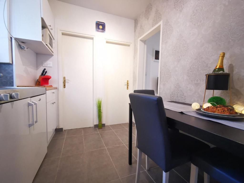 Kuchyňa alebo kuchynka v ubytovaní Apartment Herc