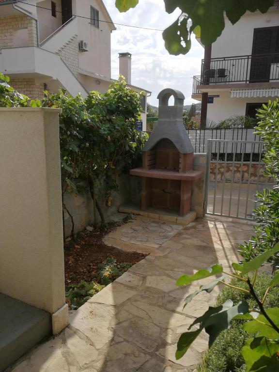 Vonkajšia záhrada v ubytovaní Apartment in Vinišce with Terrace, Air condition, WIFI (4756-2)