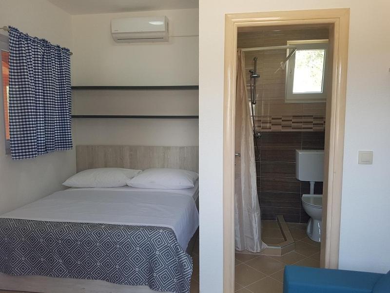 Posteľ alebo postele v izbe v ubytovaní Holiday house in Pakoštane with sea view, terrace, air conditioning, Wi-Fi (4852-1)
