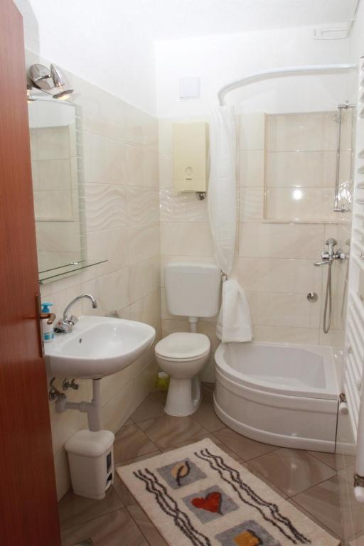 Kúpeľňa v ubytovaní Apartment in Trogir with Terrace, Air conditioning, Wi-Fi (4787-1)
