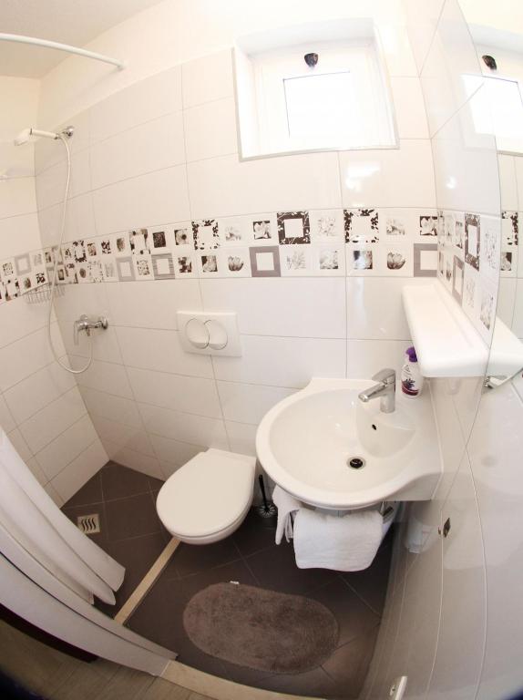 Kúpeľňa v ubytovaní Apartment in Trogir with Terrace, Air conditioning, Wi-Fi (4787-1)
