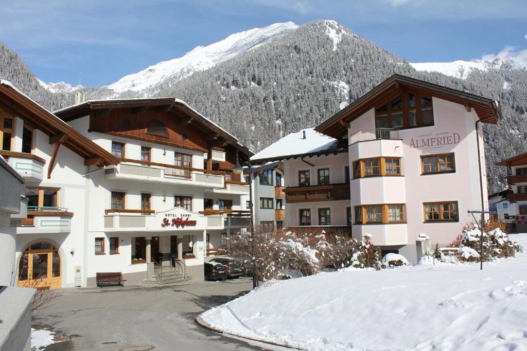 Nespecifikovaný výhled na hory nebo výhled na hory při pohledu z hotelu