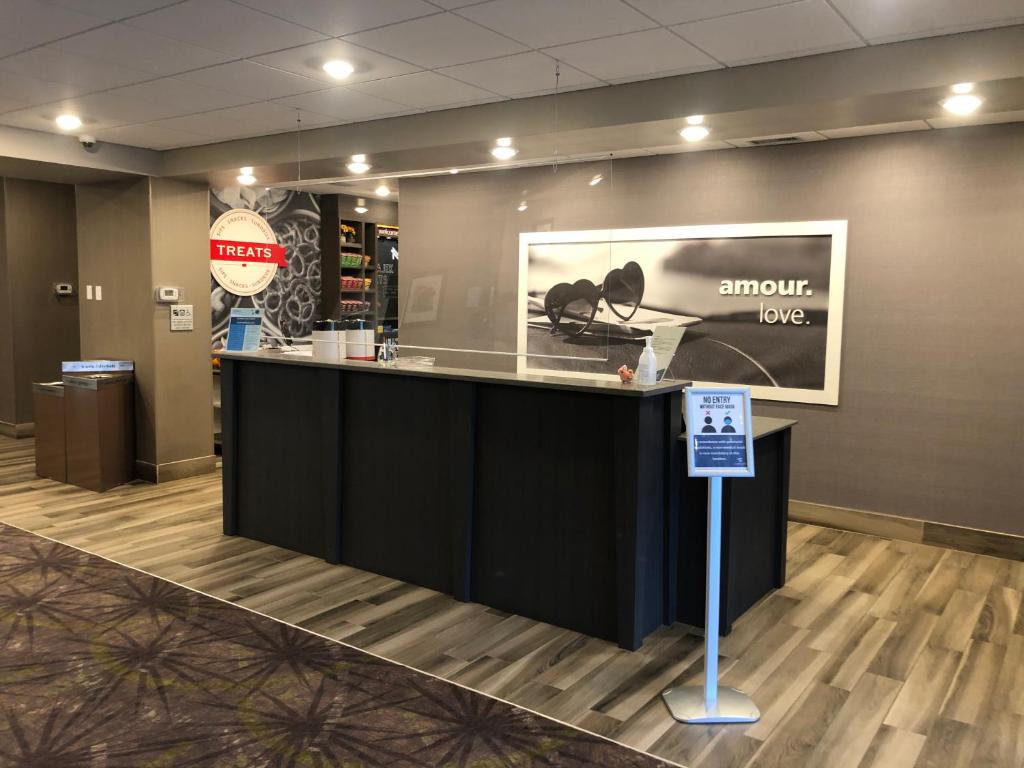 Vstupní hala nebo recepce v ubytování Ramada by Wyndham St Paul AB