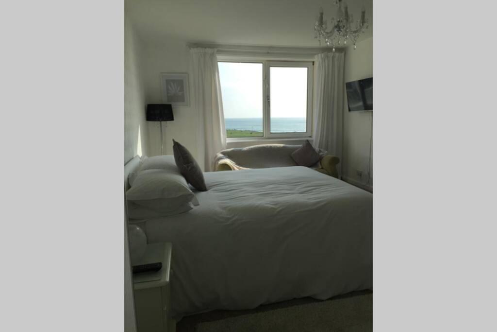Spectacular sea views, 3 bed Bude Cornwall parking