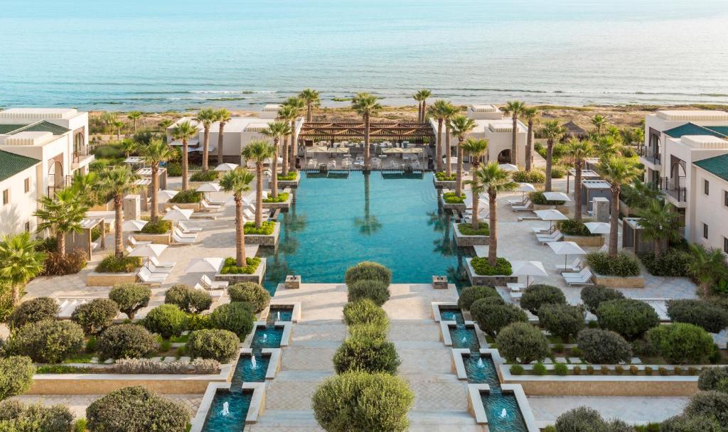 uma vista aérea de um resort com piscina e oceano em Four Seasons Hotel Tunis em Gammarth