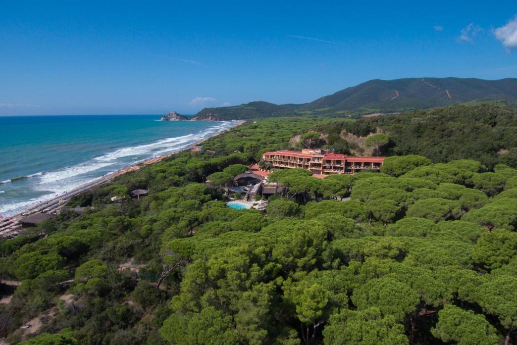 uma vista aérea do resort e da praia em Roccamare Resort - Ville e Appartamenti em Castiglione della Pescaia