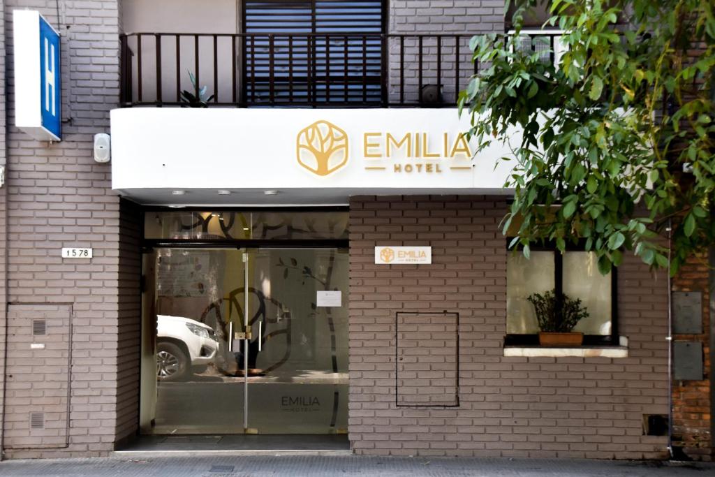 uma loja com uma placa na lateral de um edifício em EMILIA HOTEL em Rosário