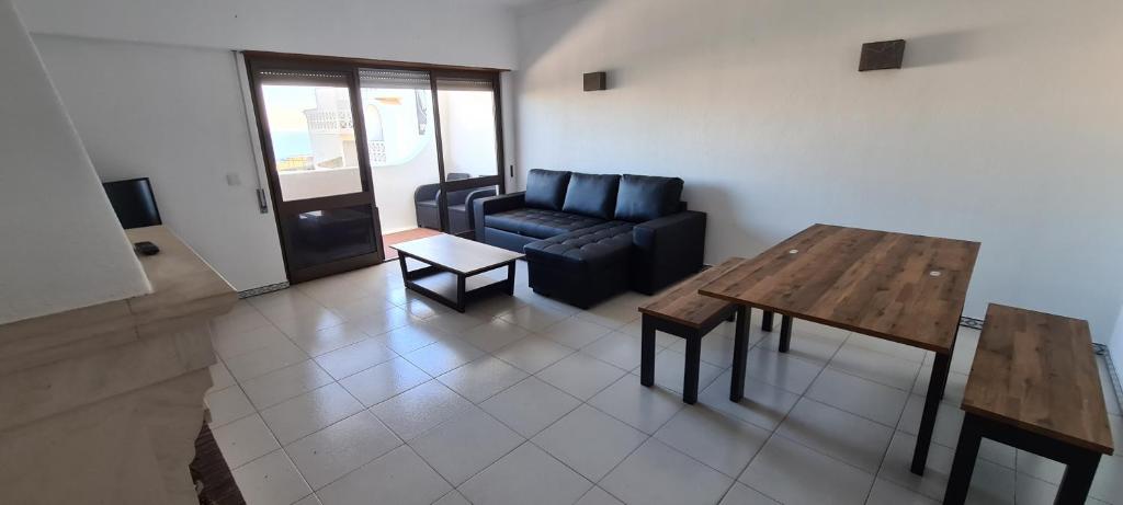 sala de estar con sofá y mesa en 402 - Oura - 2 Bedroomed Apartment - Sea View, en Albufeira